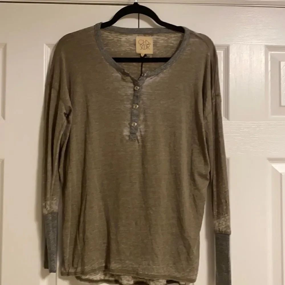 Chaser Women’s Olive Green & Grey L/S Shirt